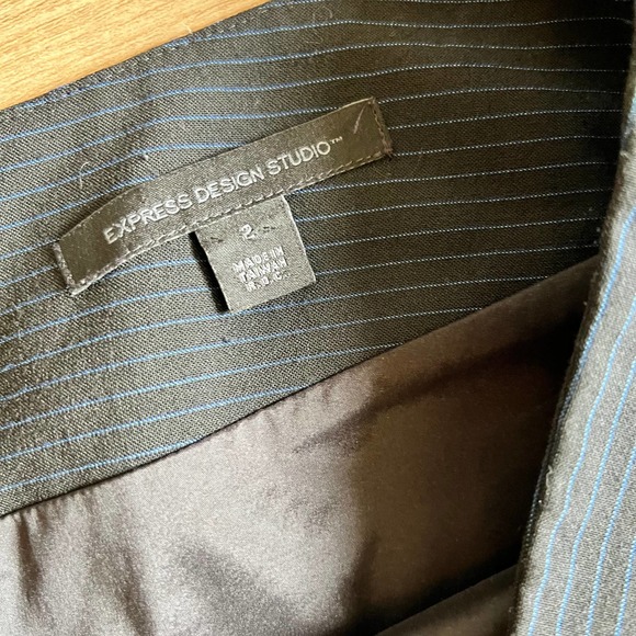 Express Design Studio Size 2 A Line Pinstriped Skirt Black & Gray - Picture 3 of 5